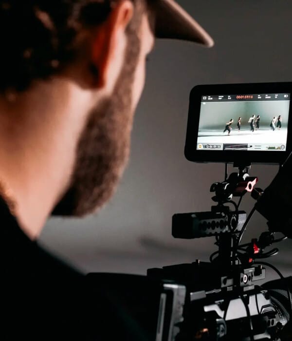 What’s the Difference Between a Videographer and a Creative Video Production Agency?